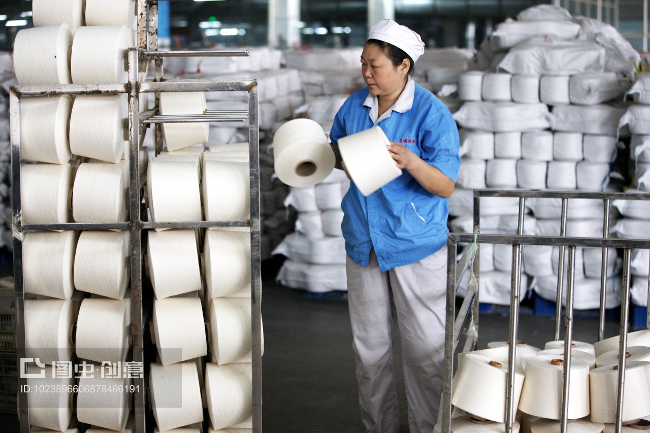 安徽省淮北市,啟鑫紡織廠的生產(chǎn)車間內(nèi),紡織女工加工出口的歐美地區(qū)的紡織品。
